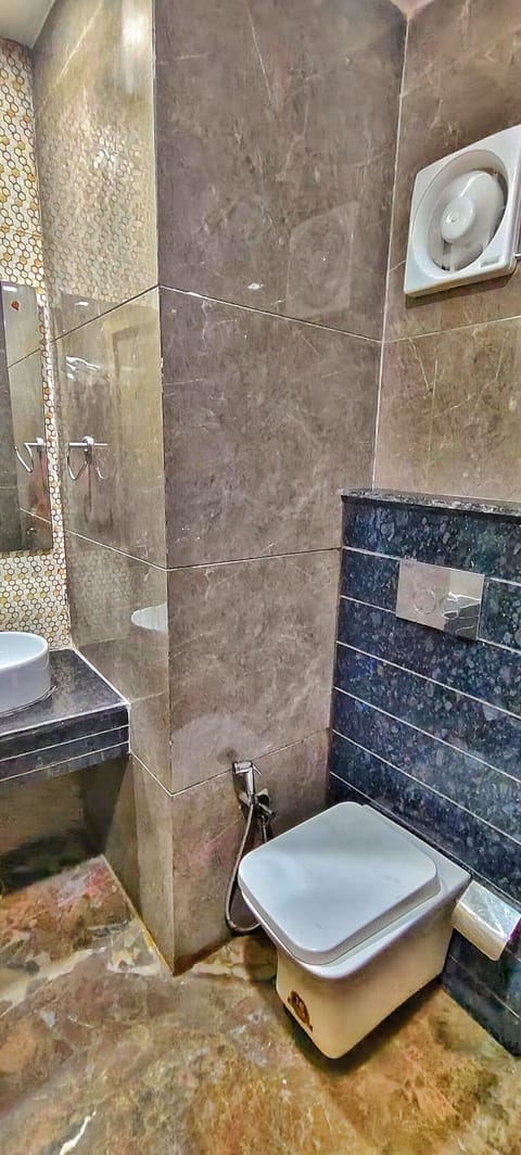 Deluxe Room | Bathroom | Shower, hair dryer, bathrobes, slippers