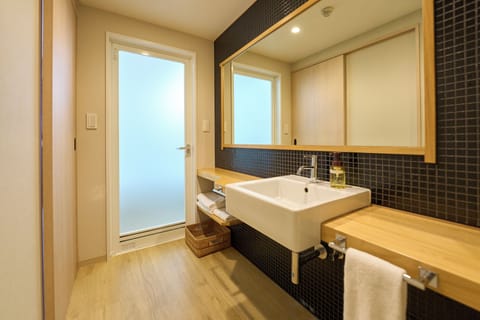 Japanese-Western style room, Non Smoking | Bathroom | Combined shower/tub, free toiletries, hair dryer, bathrobes