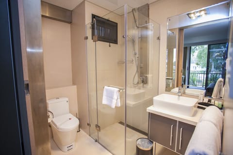 Standard Twin Room | Bathroom | Shower, free toiletries, hair dryer, towels
