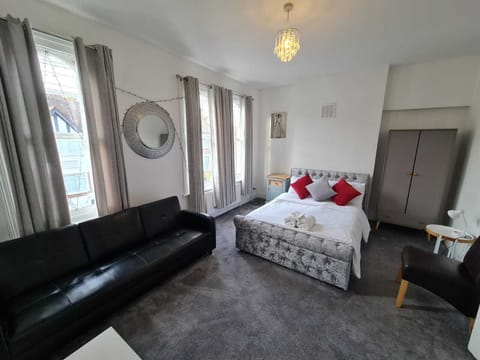 House | 3 bedrooms, iron/ironing board, free WiFi, bed sheets