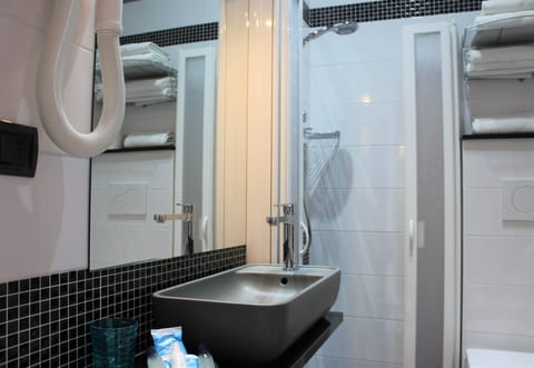 Double Room, Sea View | Bathroom | Shower, free toiletries, hair dryer, bidet