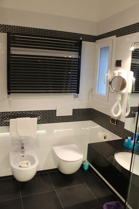 Shower, free toiletries, hair dryer, bidet