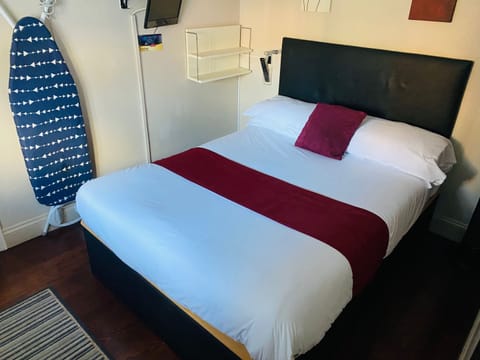 Basic Double Room | Desk, iron/ironing board, free WiFi