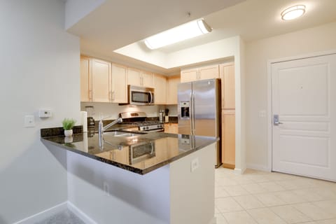 Business Apartment | Private kitchen | Full-size fridge, microwave, oven, stovetop