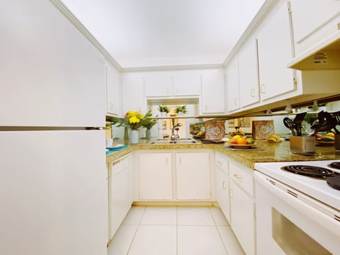 Deluxe 1 Bedroom Apartment | Private kitchen | Full-size fridge, microwave, oven, coffee/tea maker