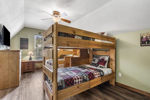 Bedroom 5 (1x full, 3x twin) with 43 Inch Smart TV (Upstairs)