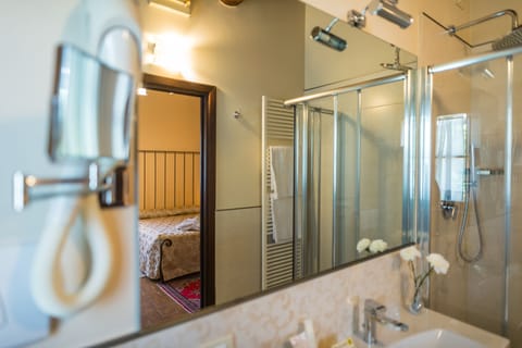 Deluxe Room | Bathroom | Shower, rainfall showerhead, hair dryer, bathrobes