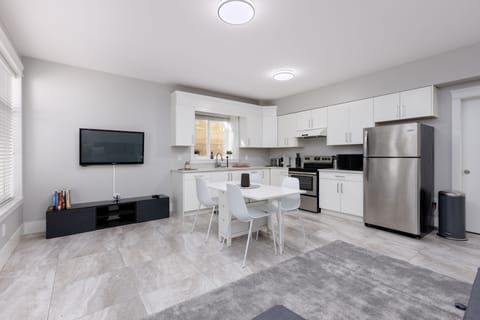 Deluxe Apartment | Private kitchen | Fridge, microwave, oven, stovetop