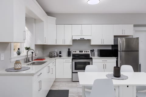 Deluxe Apartment | Private kitchen | Fridge, microwave, oven, stovetop