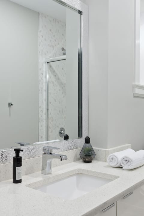 Deluxe Apartment | Bathroom sink