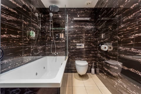 Signature Suite | Bathroom | Hair dryer, towels, soap, shampoo