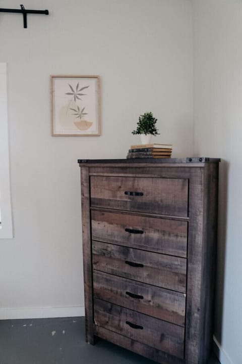 Need somewhere to crash for awhile? Unpack into our dressers and closets and get a weekly or monthly discount on your stay!