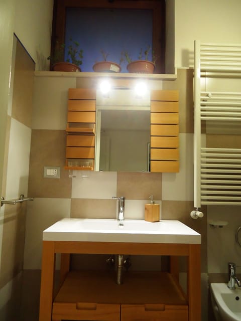 Double or Twin Room | Bathroom | Shower, free toiletries, hair dryer, bidet