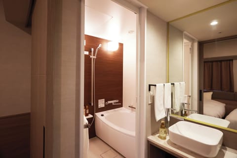 Twin Room | Bathroom | Combined shower/tub, rainfall showerhead, free toiletries, hair dryer