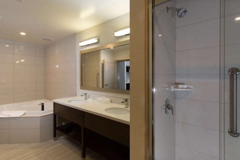 Studio Suite, 1 King Bed (Whirlpool) | Bathroom | Designer toiletries, hair dryer, towels, soap