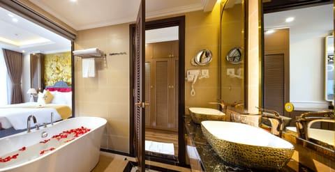 Executive Suite | Bathroom | Separate tub and shower, designer toiletries, hair dryer, bathrobes
