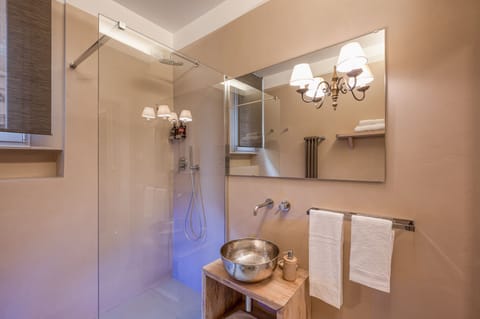 Deluxe Room | Bathroom | Hair dryer, bidet, towels, soap