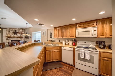 Fully stocked kitchen!