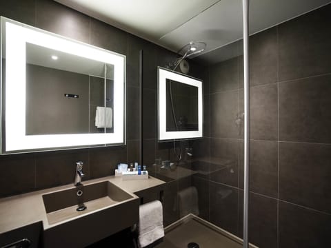 Hypo-allergenic bedding, minibar, in-room safe, desk