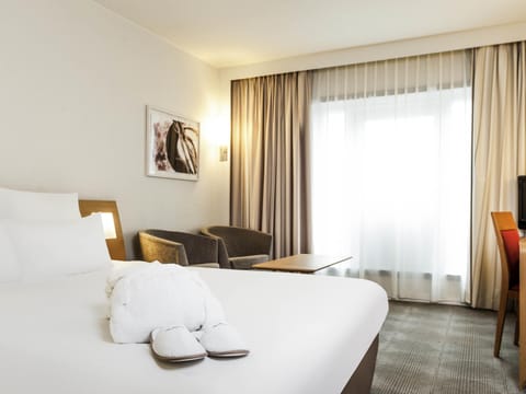 Executive Room, 1 Queen Bed | Hypo-allergenic bedding, minibar, in-room safe, desk