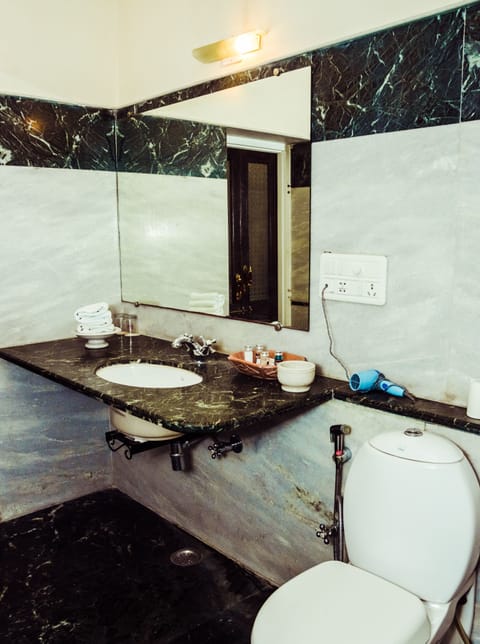 Heritage Deluxe Room | Bathroom | Shower, rainfall showerhead, free toiletries, hair dryer