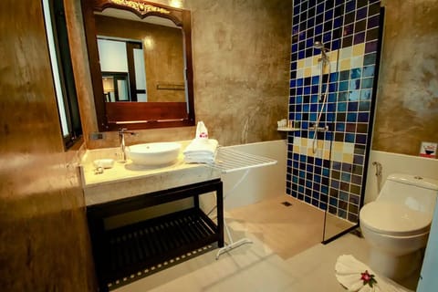 Standard Room | Bathroom | Shower, free toiletries, hair dryer, bathrobes
