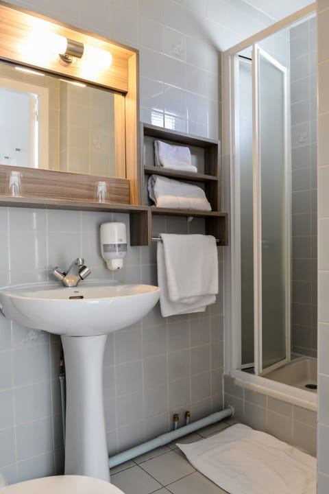 Single Room, Balcony | Bathroom | Shower, free toiletries, towels