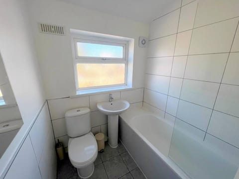 House | Bathroom | Combined shower/tub, deep soaking tub, hair dryer, towels