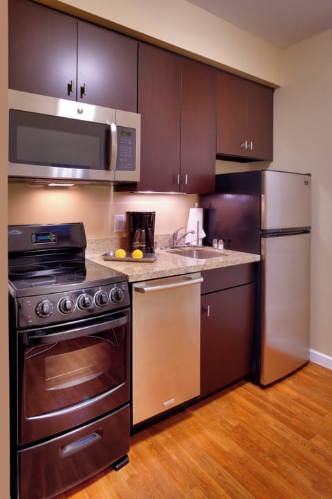 Full-size fridge, microwave, stovetop, dishwasher