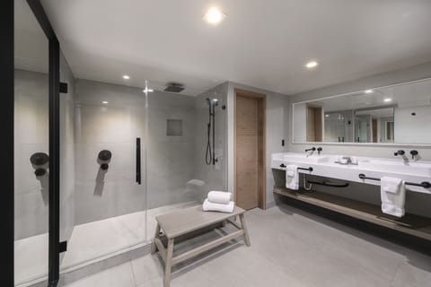 Shores VIP Corner Suite (Recently Renovated) | Bathroom | Eco-friendly toiletries, hair dryer, towels, soap