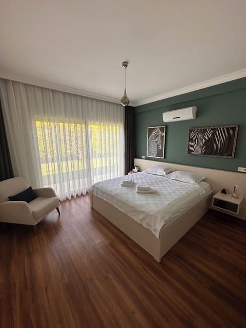 Family Room | Minibar, free WiFi, bed sheets