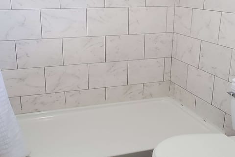 Combined shower/tub, free toiletries, towels