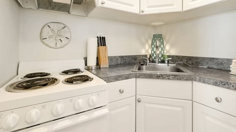 #3 Poolside Studio | Private kitchen | Full-size fridge, microwave, oven, stovetop