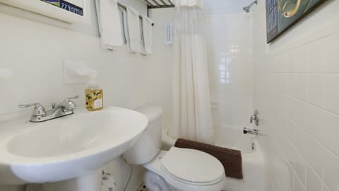 #4 Sundeck Studio | Bathroom | Designer toiletries, hair dryer, towels, soap