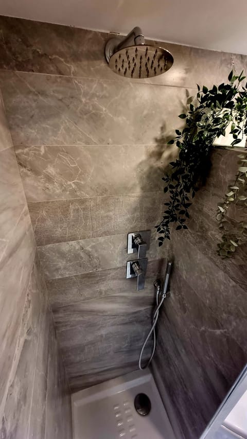 Deluxe Double Room, Monument View | Bathroom | Shower, rainfall showerhead, free toiletries, hair dryer