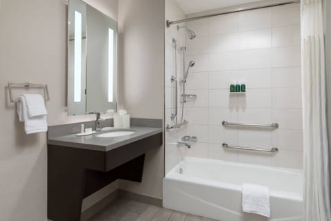 Studio, 1 King Bed | Bathroom | Shower, free toiletries, hair dryer, towels