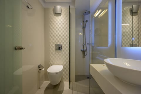 Junior Suite | Bathroom | Shower, rainfall showerhead, hair dryer, towels