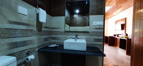 Premier Room, 1 King Bed | Bathroom | Shower, free toiletries, towels, soap