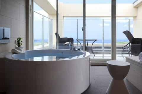 Ocean Premium Suite (Ocean Side, Top Floor) | Bathroom | Separate tub and shower, jetted tub, free toiletries, hair dryer