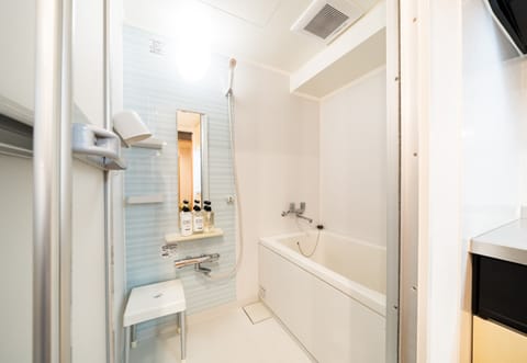 Basic Double or Twin Room | Bathroom | Combined shower/tub, rainfall showerhead, designer toiletries