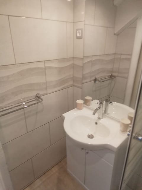 Comfort Room | Bathroom | Shower, hydromassage showerhead, hair dryer, towels