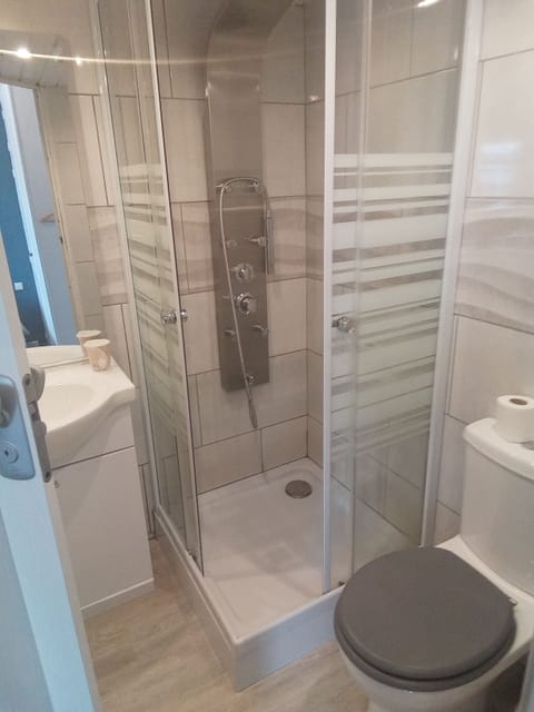 Comfort Room | Bathroom | Shower, hydromassage showerhead, hair dryer, towels