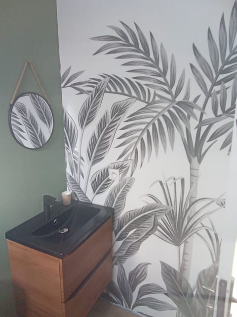 Comfort Double Room | Bathroom | Shower, hydromassage showerhead, hair dryer, towels