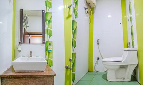 Deluxe Room | Bathroom | Shower, rainfall showerhead, free toiletries, towels