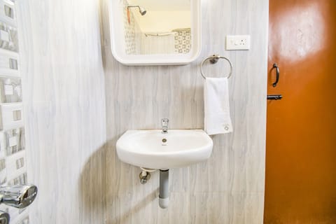 Deluxe Room | Bathroom | Shower, rainfall showerhead, free toiletries, towels