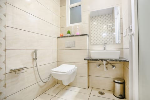 Premium Room | Bathroom | Shower, rainfall showerhead, free toiletries, towels