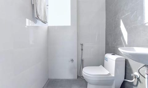 Premium Room | Bathroom | Shower, rainfall showerhead, free toiletries, towels