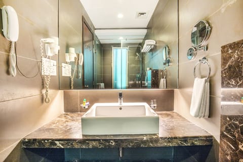 Deluxe Room | Bathroom | Shower, rainfall showerhead, free toiletries, towels