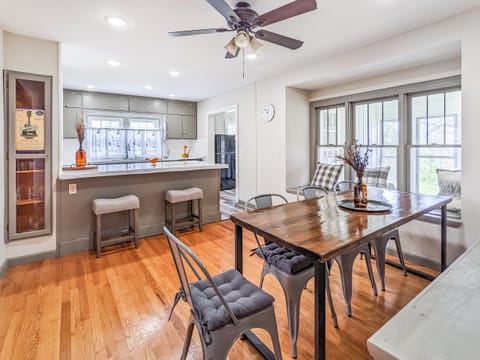 The Homestead on Main - Ivy Vacations: a luxe fully renovated kitchen in Mountain View, Arkansas