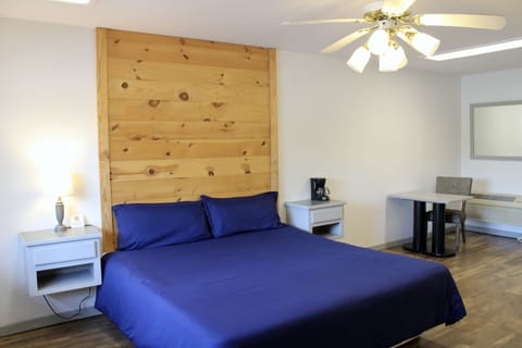 Signature Room, 1 King Bed | Free WiFi, bed sheets